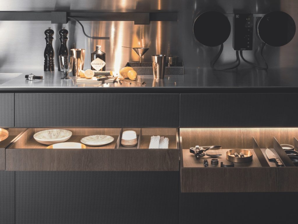 Armario auxiliar de cocina con estantes iluminados