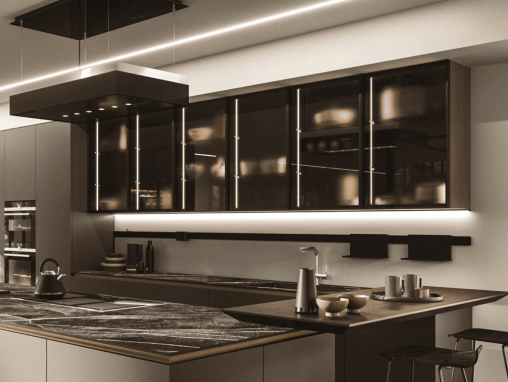 Armarios altos de cocina con vitrina iluminada