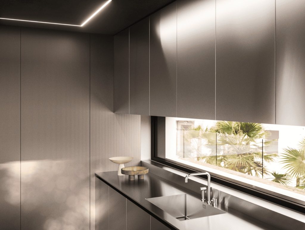 Armarios altos de cocina instalados hasta el techo