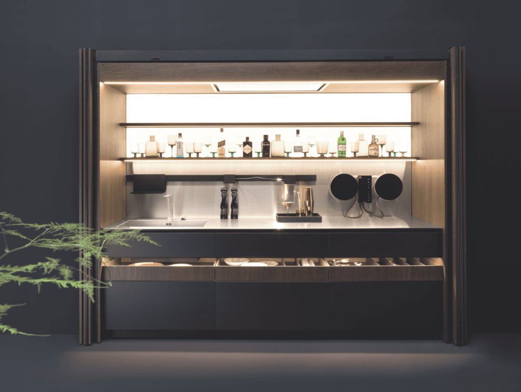 Despensa de cocina con baldas abiertas e iluminación interior